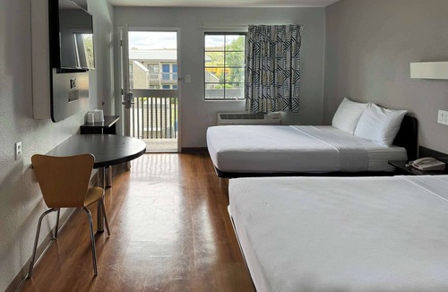 Westmont Hotel | Motel 6 Pomona, CA - Los Angeles