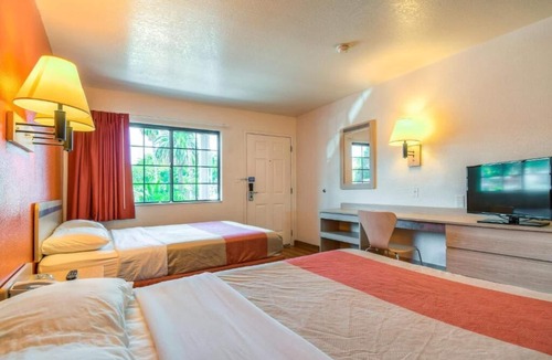 Westmont Hotel | Motel 6 Pomona, CA - Los Angeles