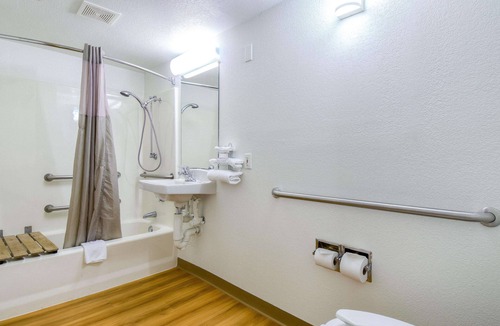 Westmont Hotel | Motel 6 Pomona, CA - Los Angeles