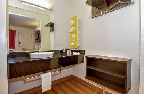 La Sierra Hotel | Motel 6 Riverside, CA - South