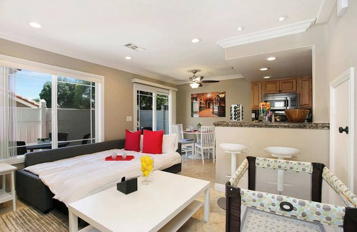 Downtown Condo | Multi-Level 2BR-Fast WiFI-Free Parking!-CM1