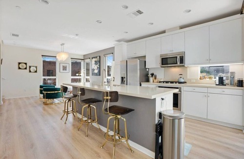 Hollywood Villa | NEW! 3BR Townhouse, Iconic Hollywood Sign Views