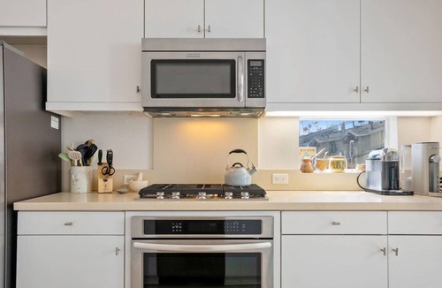 Hollywood Villa | NEW! 3BR Townhouse, Iconic Hollywood Sign Views