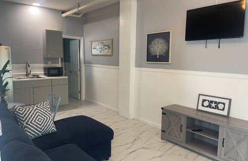 Midtown House | New 4BR/4BA Sleeps 12+ minutes to Beach & Duval St. Private backyard pool oasis
