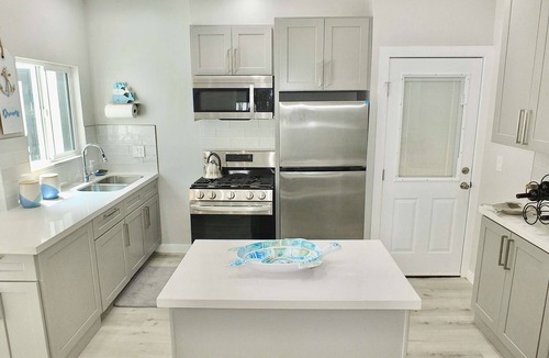 Peninsula Condo | New Beach & Bay Retreat Full of Amenities!