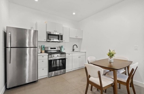 Culver - West House | New Modern 2BR/1Bath Guest House, Pet Friendly near Penmar Golf Course!