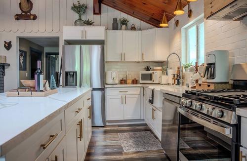 Crestline Cabin | NEW SPA, Deck, BBQ, Fire Pit, 3 Min to Lake
