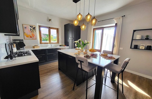Camporgiano Villa | New! Stylish Tuscany Cottage with Annexe. Private Infinity Pool, Mountain Views