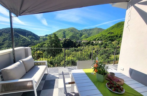 Camporgiano Villa | New! Stylish Tuscany Cottage with Annexe. Private Infinity Pool, Mountain Views