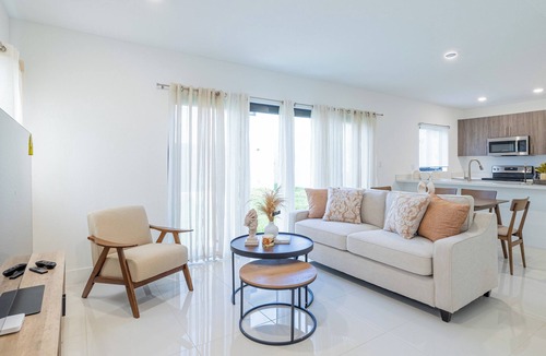 Florida City Villa | New Villa Serenity - 5 BR home for big groups - Near Florida Keys