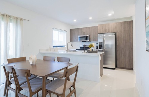 Florida City Villa | New Villa Serenity - 5 BR home for big groups - Near Florida Keys