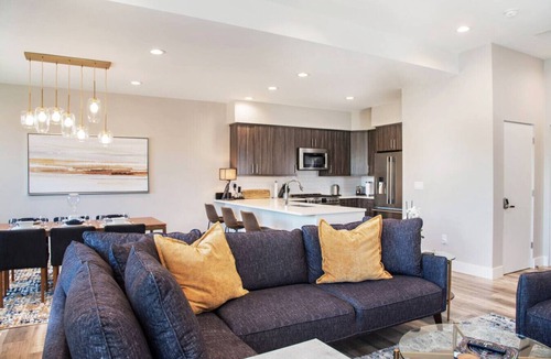 Carbondale Villa | Newly Built, Modern Condo w/Hot Tub& Large Balcony