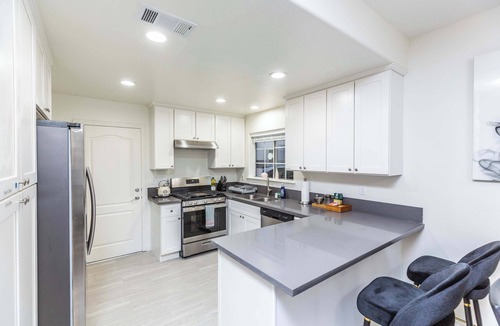 East Pasadena House | Newly Remodeled Retreat | 2 Suites + Workspace
