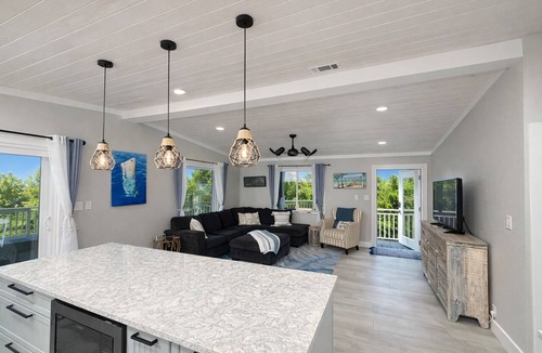 Port Pine Heights House | Newly Renovated Boater’s Paradise -35' Dock + Ice No Low Bridges