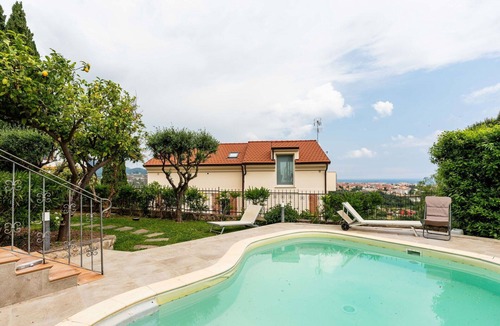 Borghetto Santo Spirito Villa | Nice apartment in villa for 5 people with A/C, pool, WIFI, terrace and pets allowed
