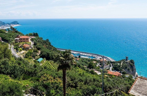 Finale Ligure Apartment | Nice apartment for 5 people with A/C, WIFI, TV and patio