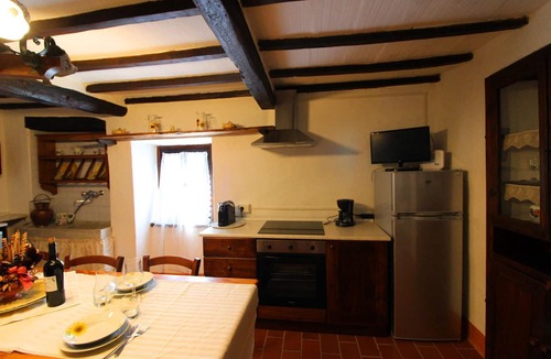 Pieve di Chio Apartment | Nice apartment for 4 people with pool, WIFI, TV and balcony