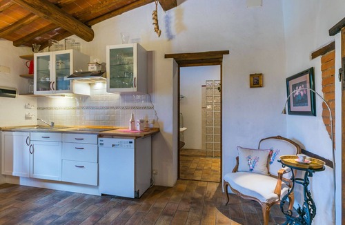Montevarchi Villa | Nice apartment in villa for 2 guests with pool, WIFI, TV, pets allowed, panoramic view and parking
