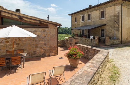 Poggiarello Villa | Nice apartment in villa with pool, WIFI, TV, pets allowed and parking, close to San Gimignano