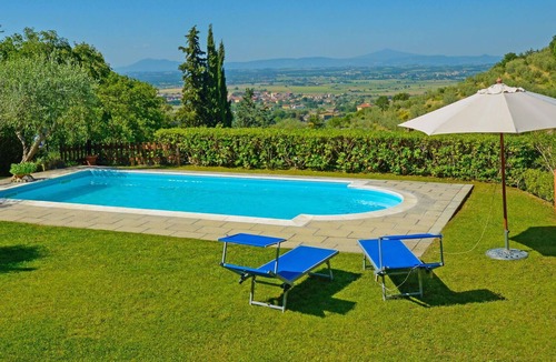 Cortona Villa | Nice apartment in villa with pool, WIFI, TV, patio, pets allowed, panoramic view and parking