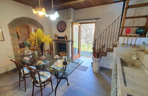 Pescaglia Villa | Nice apartment in villa for 2 guests with WIFI, TV and pets allowed, close to Lucca