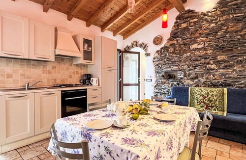 Valloria House | Nice apartment in villa for 8 people with WIFI, TV, patio and pets allowed