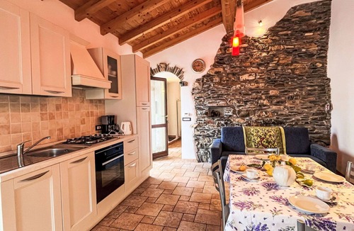 Valloria House | Nice apartment in villa for 8 people with WIFI, TV, patio and pets allowed
