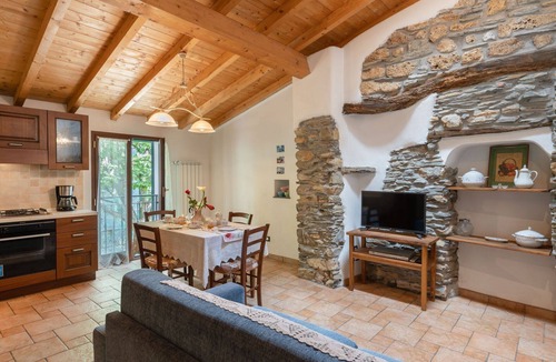 Valloria House | Nice apartment in villa for 8 people with WIFI, TV, patio and pets allowed