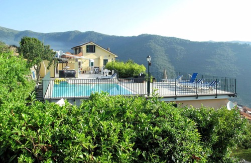 Valloria Apartment | Nice apartment for 4 guests with hot tub, WIFI, pool, TV and patio