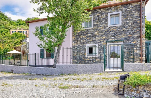 San Salvatore House | Nice home in Cogorno with ethernet internet