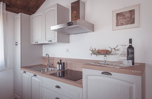 Nerbisci House | OAK FARMHOUSE - POPLAR APARTMENT