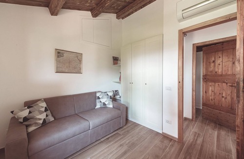 Nerbisci House | OAK FARMHOUSE - POPLAR APARTMENT