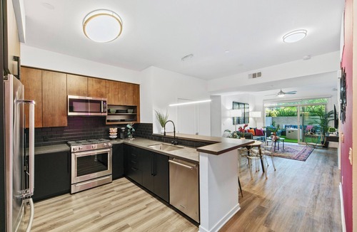 Carthay Circle Hotel | Oasis 2BD/2BA near Beverly Grove w/Parking, Gym and in unit Washer/Dryer