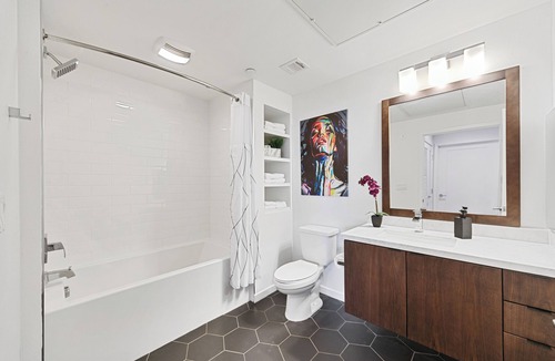 Carthay Circle Hotel | Oasis 2BD/2BA near Beverly Grove w/Parking, Gym and in unit Washer/Dryer