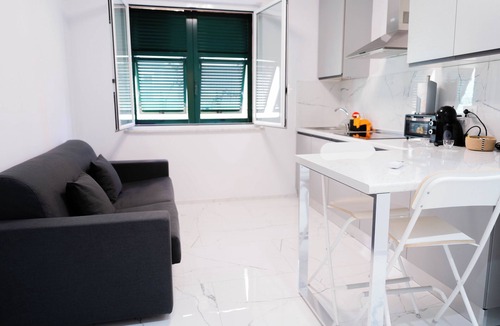 Castelletto Apartment | Oasis of Peace in the Middle of Town: Modern, Quiet and Close to Transportation