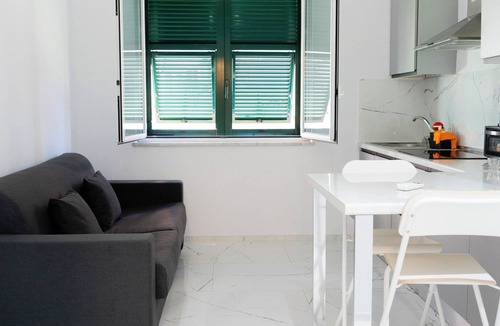 Castelletto Apartment | Oasis of Peace in the Middle of Town: Modern, Quiet and Close to Transportation