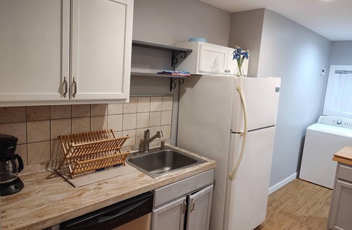 Fort MacArthur Apartment | Ocean breezes! Furnished 2/1.Pets ok.Pt Fermin.Feet to Lighthouse Cafe.534 1/2.