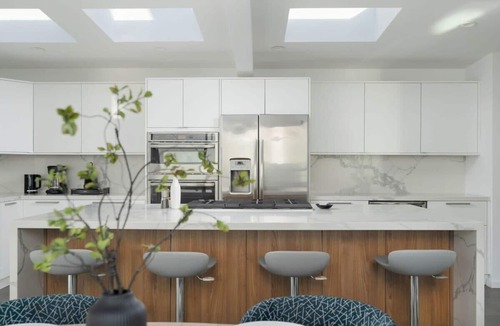 The Strand House | Ocean View | Steps to DT Manhattan Beach|King Beds