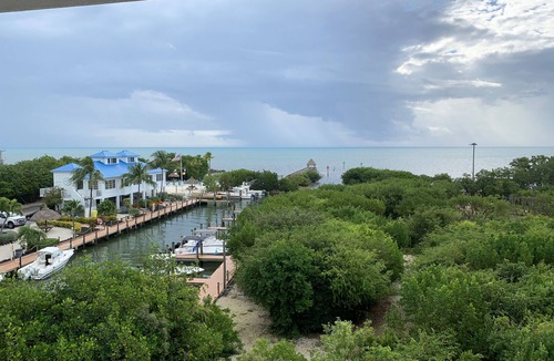Tavernier Condo | Oceanfront condo Ocean Pointe Suites. Swimming Pool, Beach.
