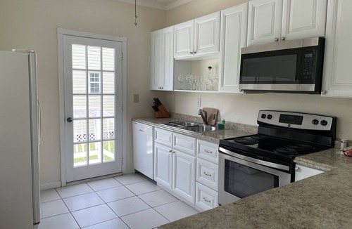 Cudjoe Key Cottage | Old Florida Style, Dockage, Swimming Pool (shared), just 20 miles from Key West