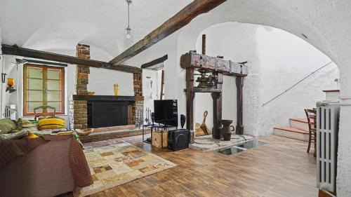 Castel Vittorio House | Old Mill