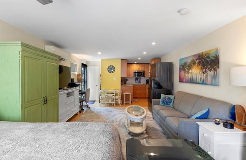 Old Town Condo | Old Town Studio Cottage with Full Kitchen, In-Unit Laundry & Shared Pool