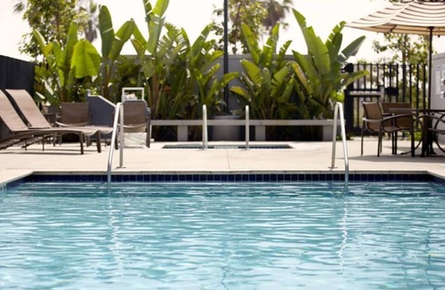 Marathon House | Outdoor Escape! Three Comfy Units Near Attraction and Pool
