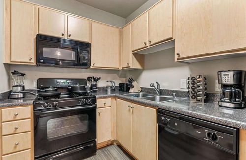 Marina del Rey Bed & Breakfast | Palaya Stay 1BR Oasis 2.5 mi to Marina & Beach