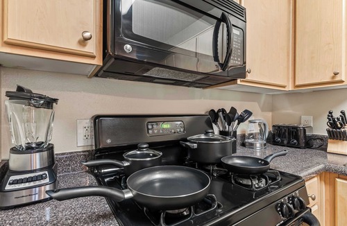 Marina del Rey Bed & Breakfast | Palaya Stay 1BR Oasis 2.5 mi to Marina & Beach