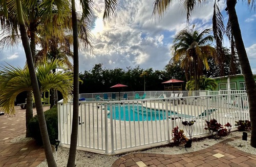 Summerland Key Cottage | PALM COTTAGE - Sleeps 4 summer fun .lobster season.