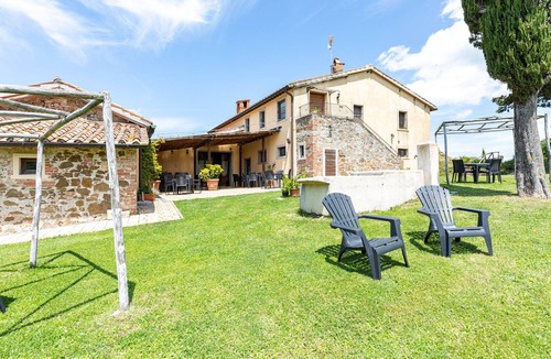 Chianciano Terme Apartment | 'Papavero' Room with Mountain View, Shared Pool and Wi-Fi