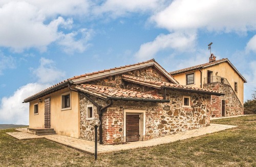 Chianciano Terme Apartment | 'Papavero' Room with Mountain View, Shared Pool and Wi-Fi