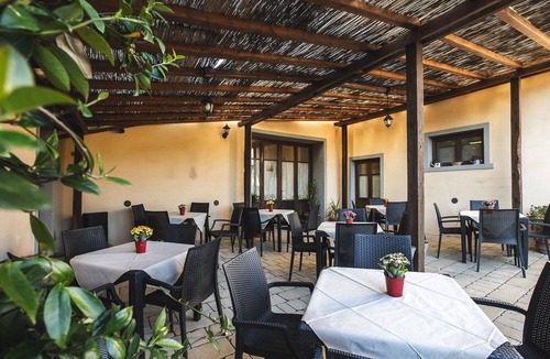 Chianciano Terme Apartment | 'Papavero' Room with Mountain View, Shared Pool and Wi-Fi