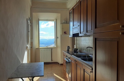Montecastelli House | Part of a large house in the center of Monte Castelli Pisano